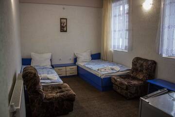 Фото номера Трехместный номер с видом на горы Отель Edi Hotel г. Златоград 2
